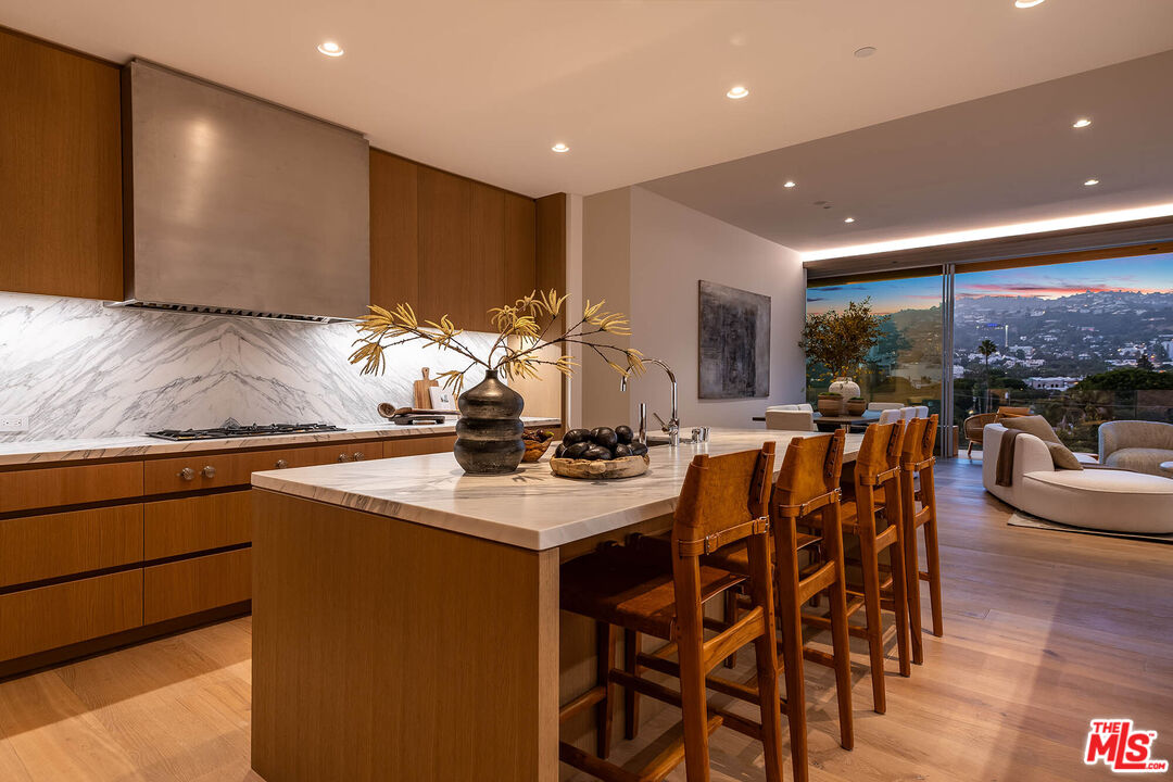8899 Beverly Blvd Unit: 5E