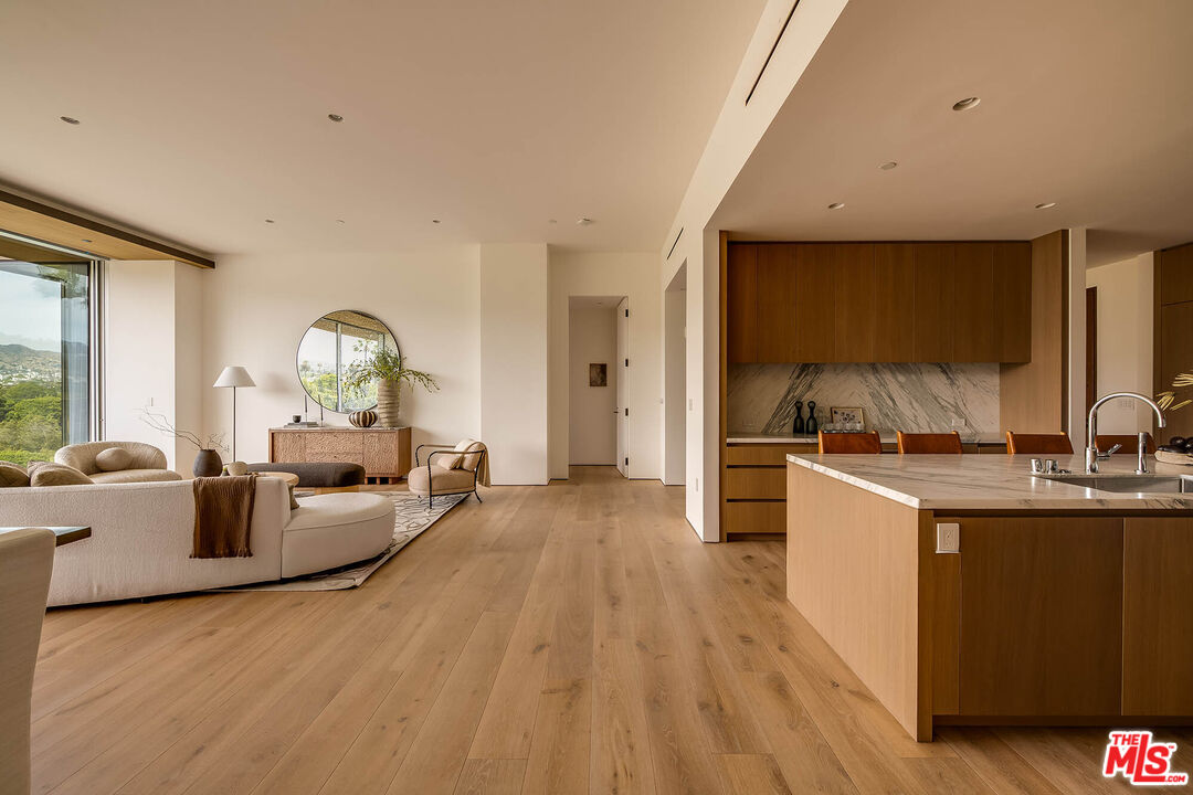 8899 Beverly Blvd Unit: 5E