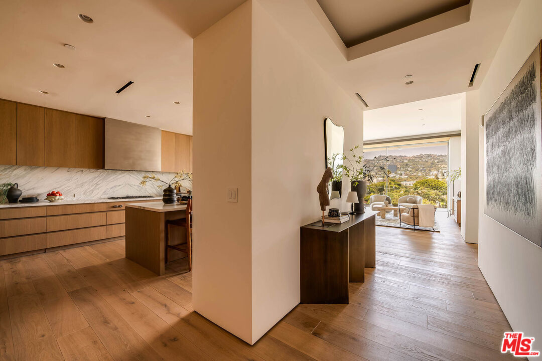 8899 Beverly Blvd Unit: 5E
