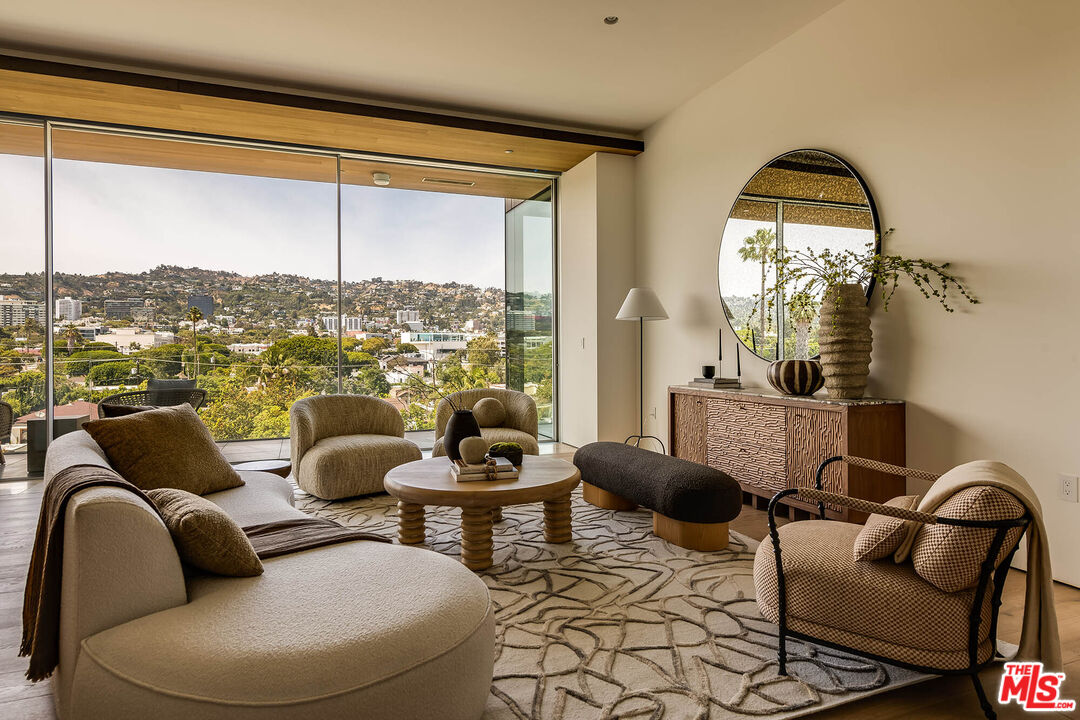 8899 Beverly Blvd Unit: 5E