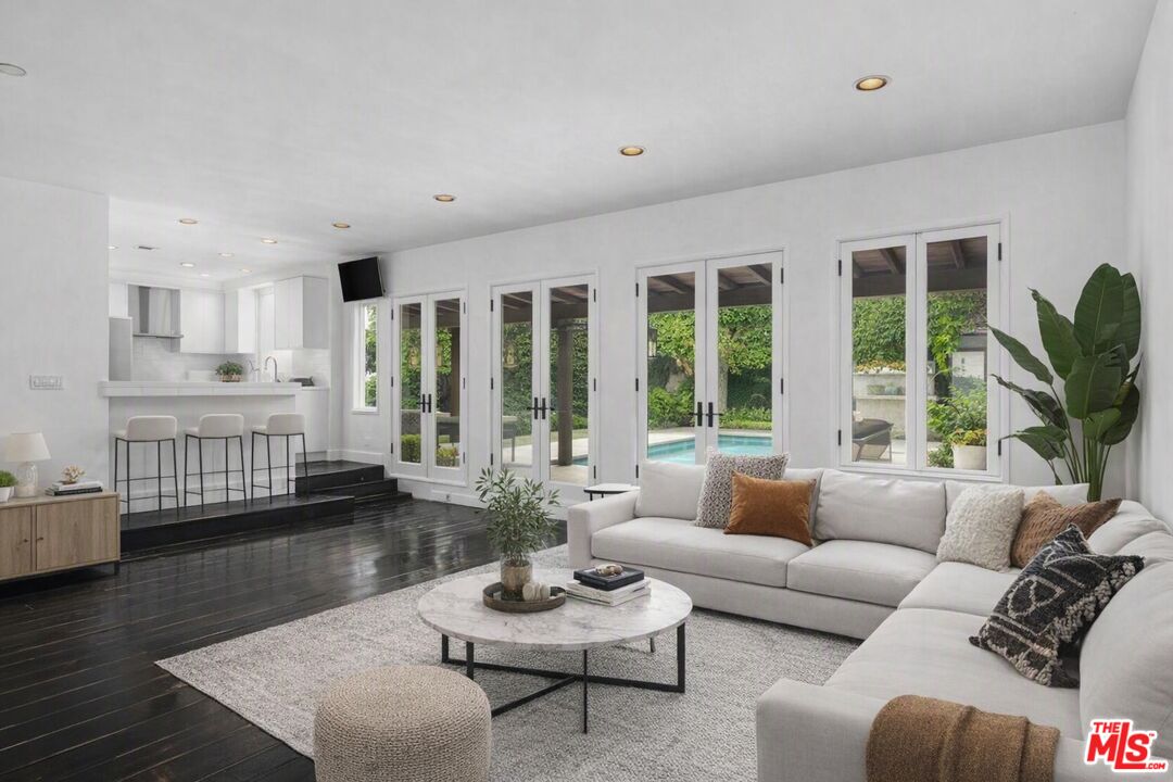 305 S Bedford Dr