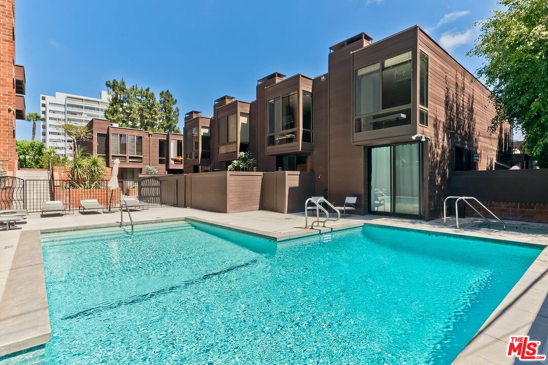 1033 Carol Dr Unit: 104