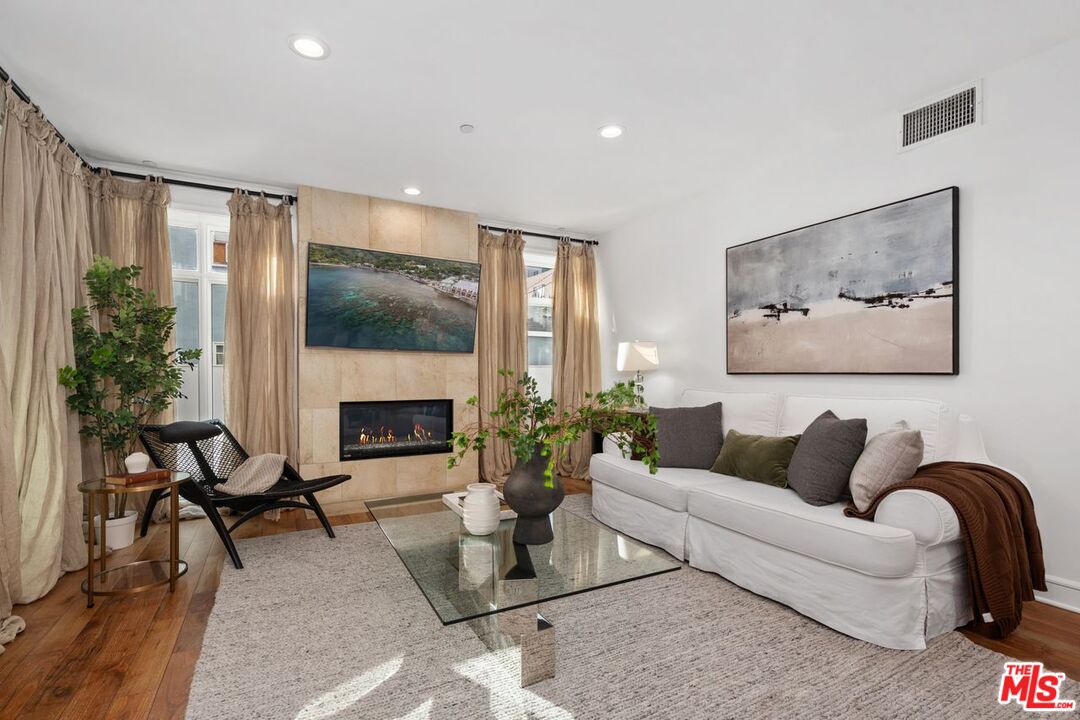 447 N Doheny Dr Unit: 102