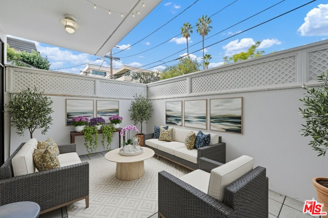 447 N Doheny Dr Unit: 102