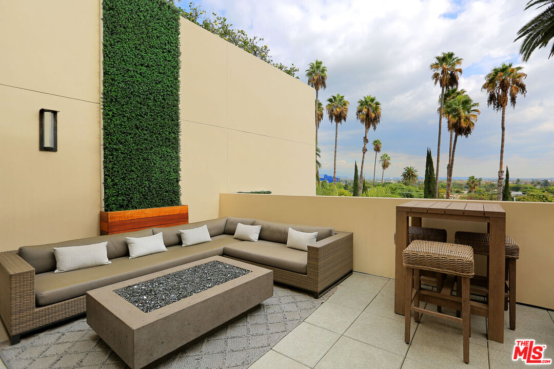 447 N Doheny Dr Unit: 102