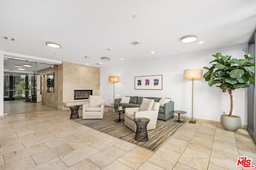 447 N Doheny Dr Unit: 102