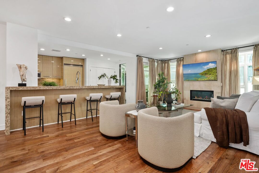 447 N Doheny Dr Unit: 102