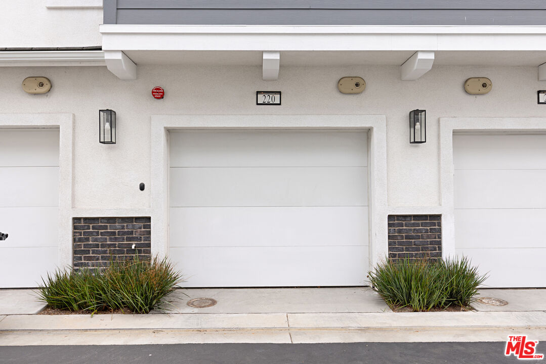 220 Lockhart Way