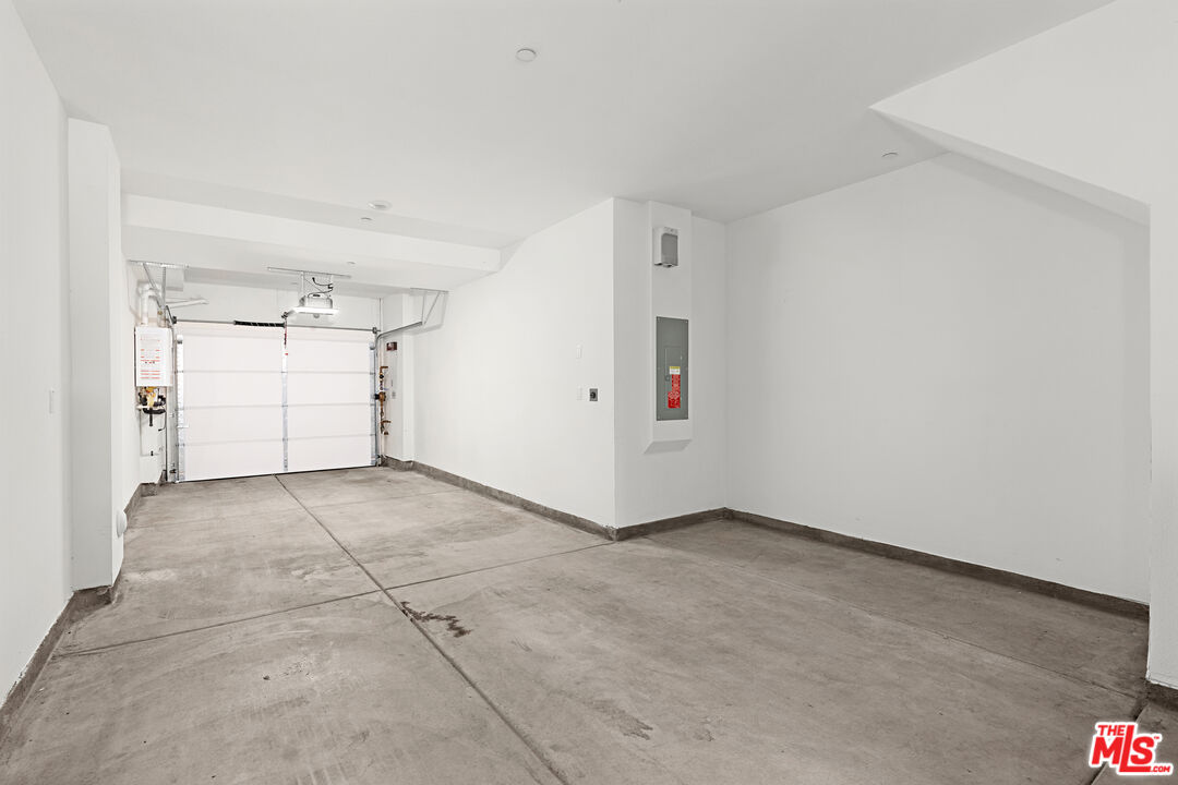 220 Lockhart Way