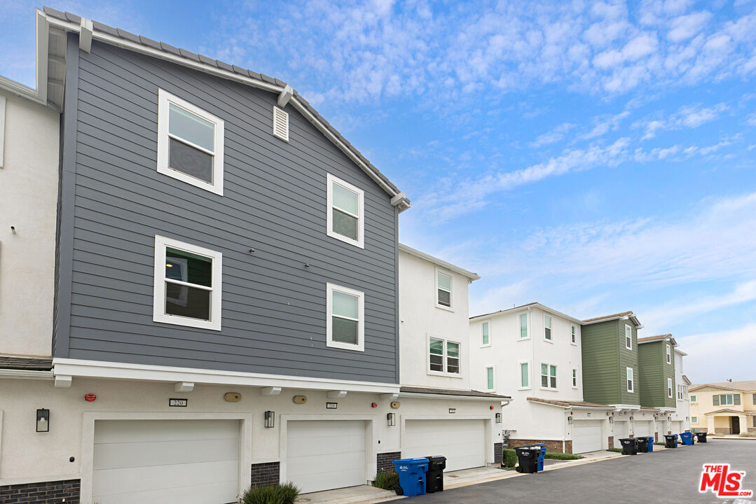 220 Lockhart Way