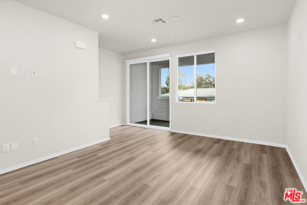 220 Lockhart Way