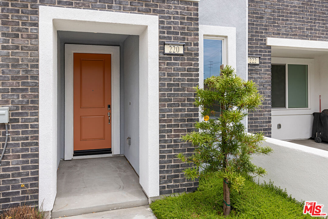 220 Lockhart Way