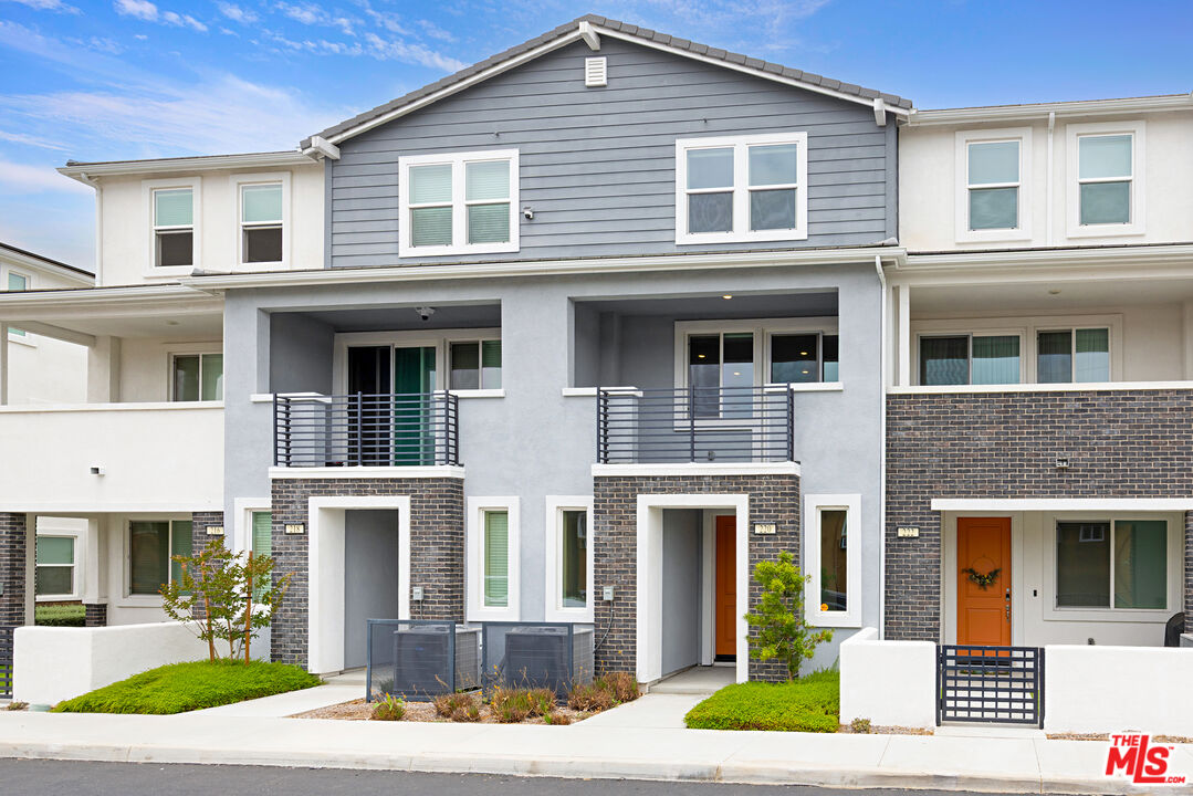 220 Lockhart Way
