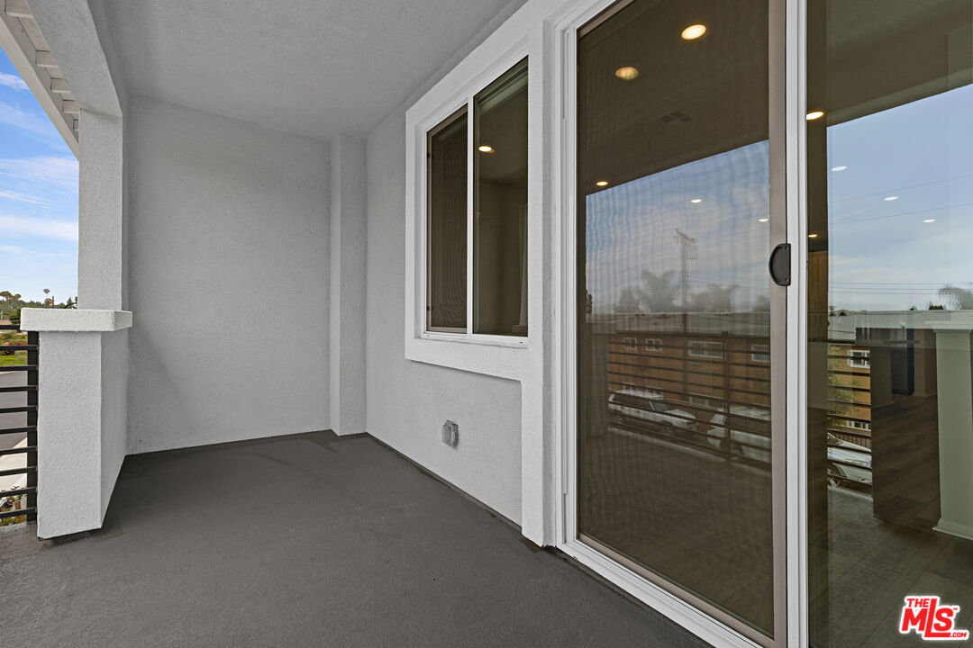220 Lockhart Way