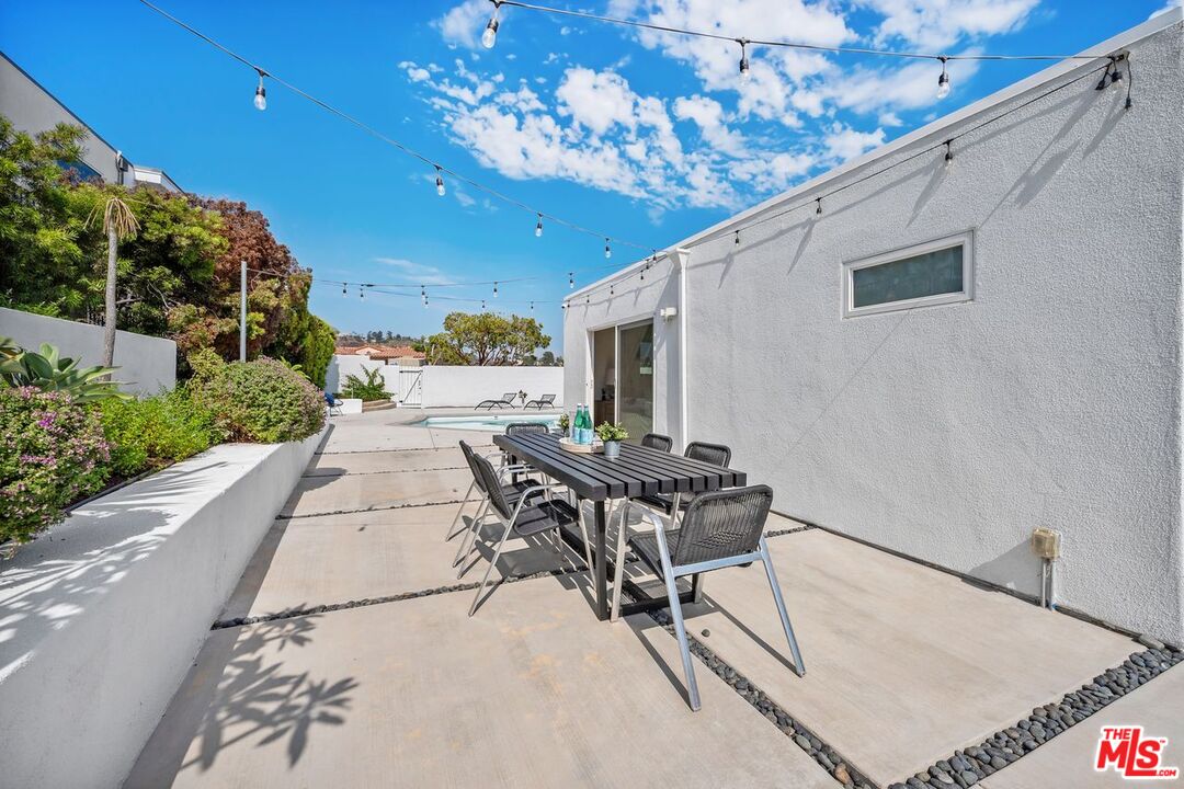 3831 Surfwood Rd