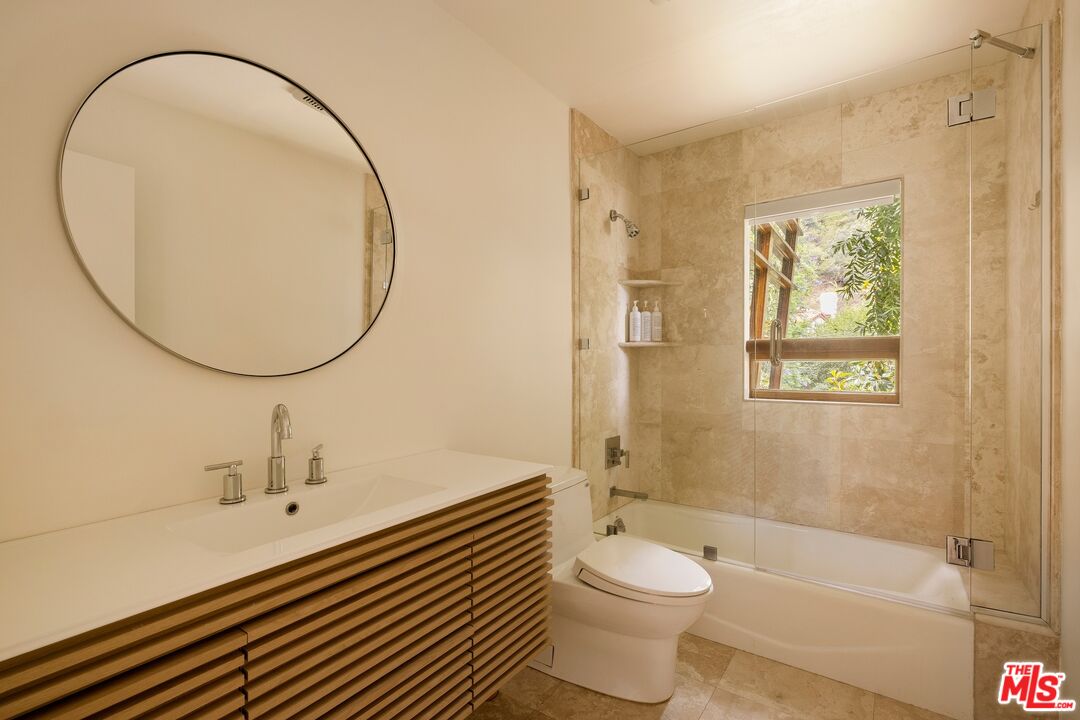 3600 Mandeville Canyon Rd