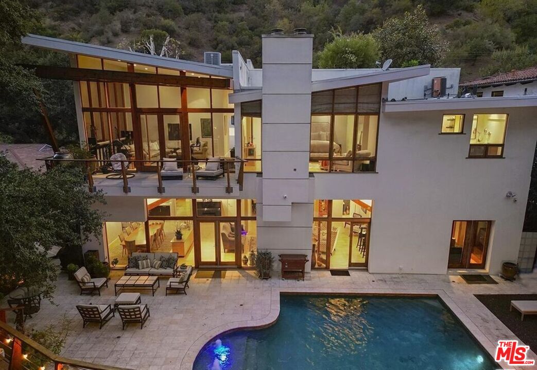 3600 Mandeville Canyon Rd