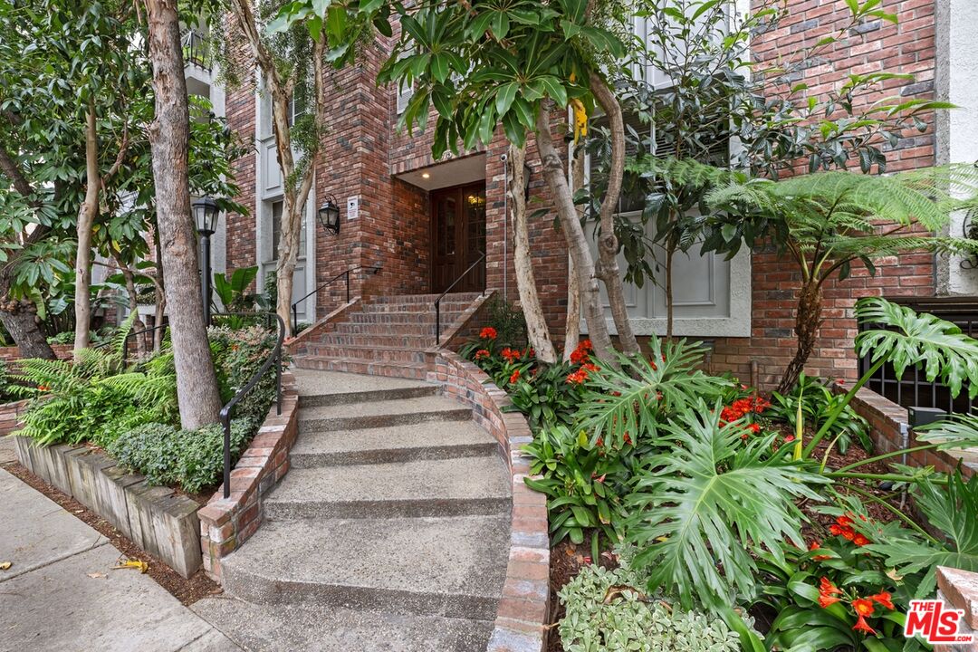 1375 Kelton Ave Unit: 108