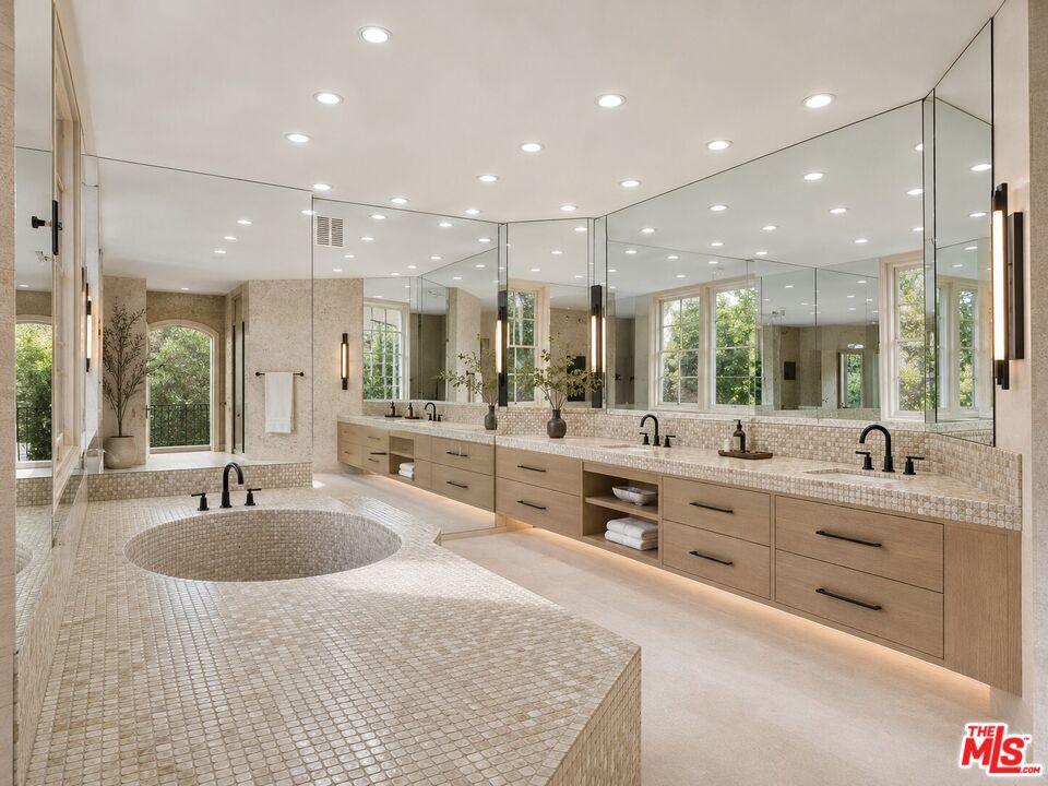 12386 Ridge Cir