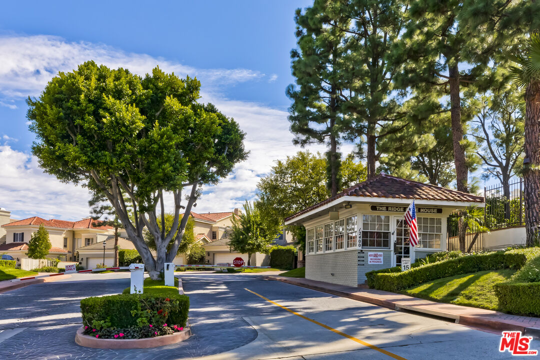 12386 Ridge Cir
