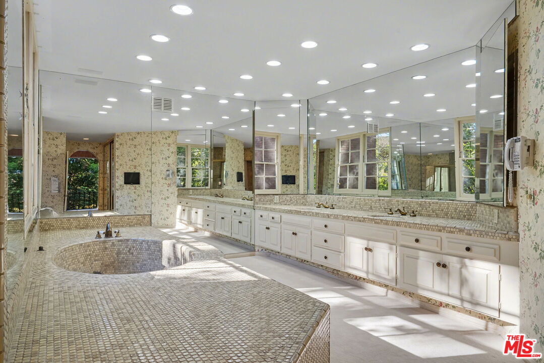 12386 Ridge Cir