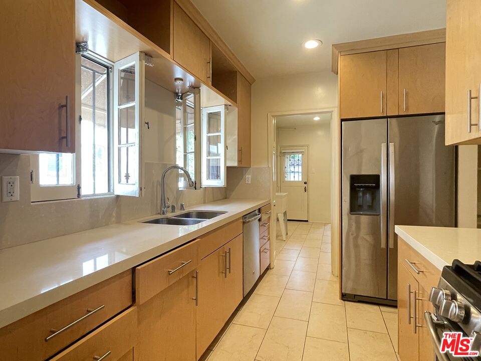 203 N Doheny Dr