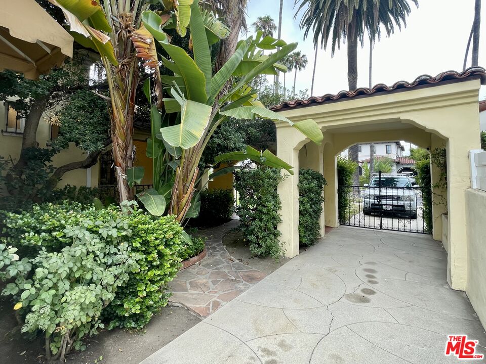 203 N Doheny Dr