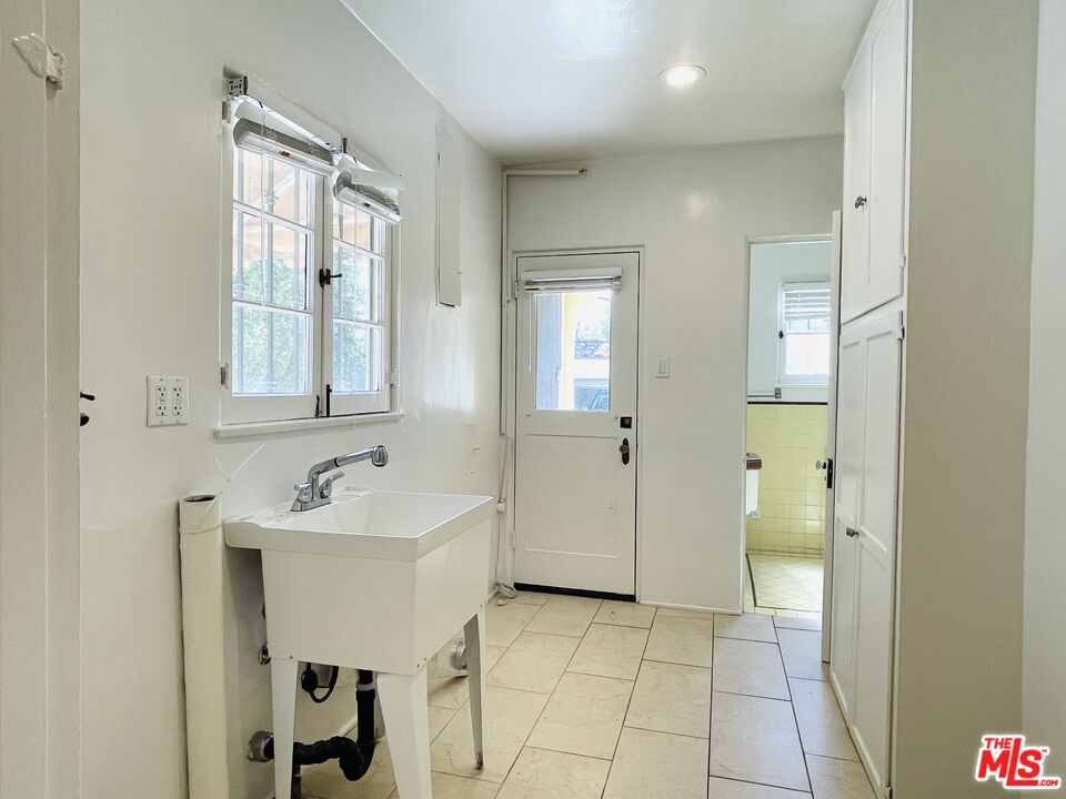 203 N Doheny Dr