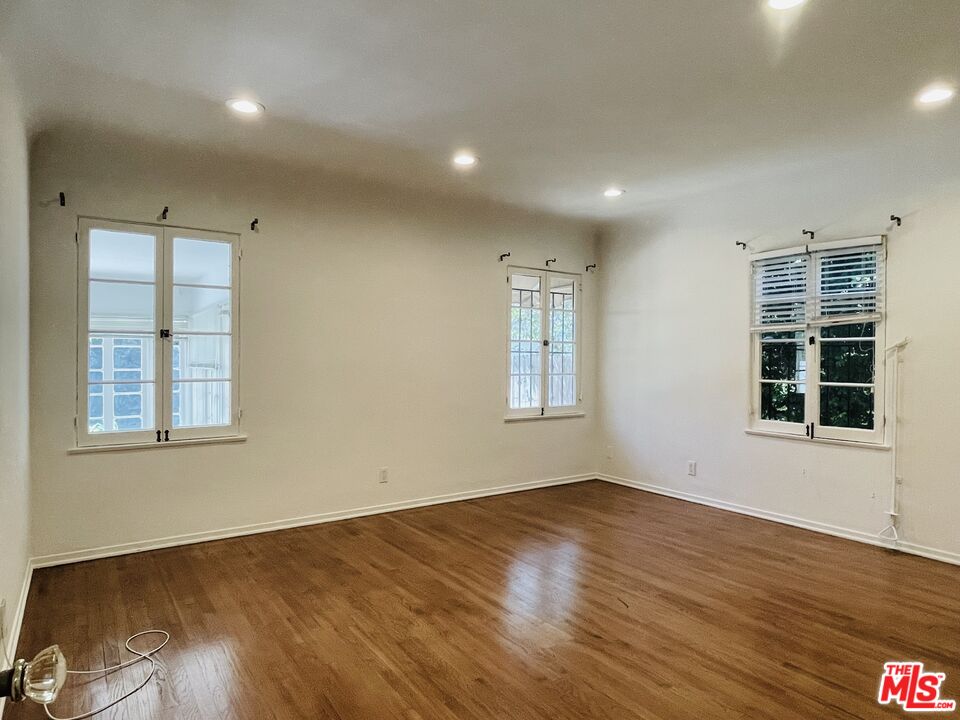 203 N Doheny Dr