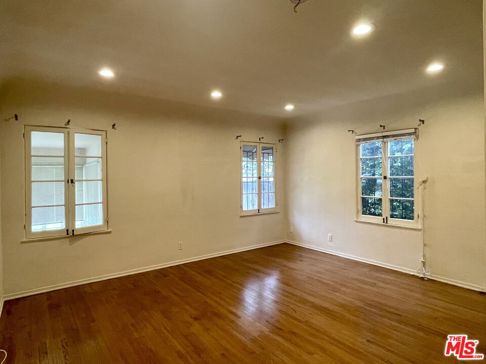 203 N Doheny Dr