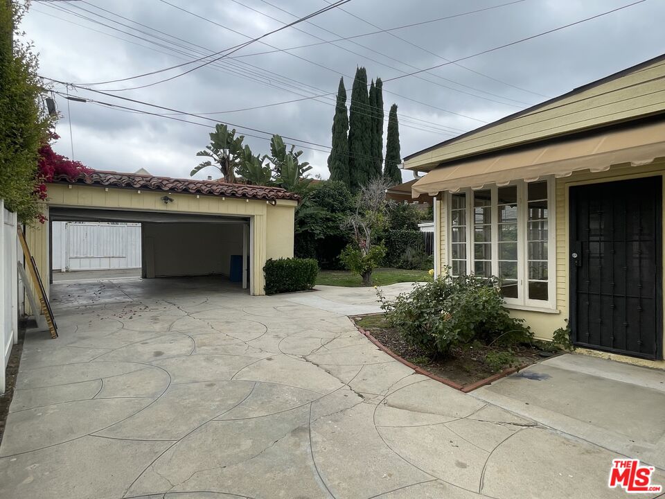 203 N Doheny Dr