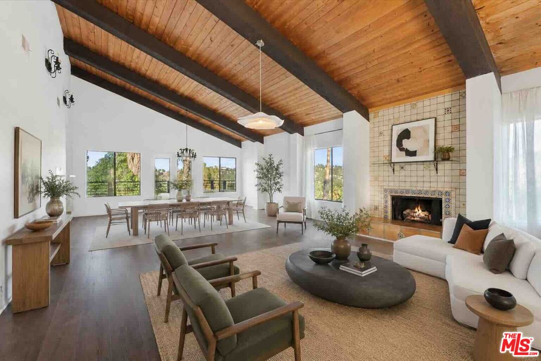 4912 Llano Dr