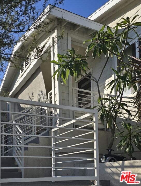 919 Isabel St
