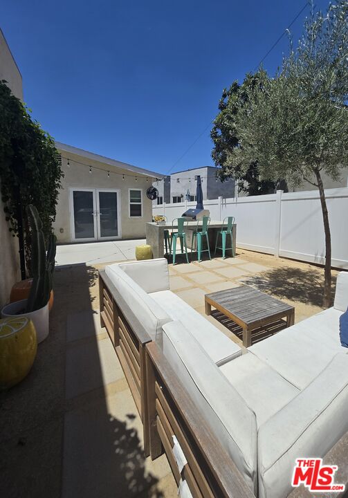919 Isabel St