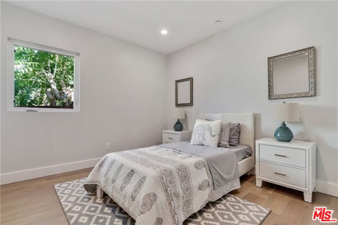 919 Isabel St