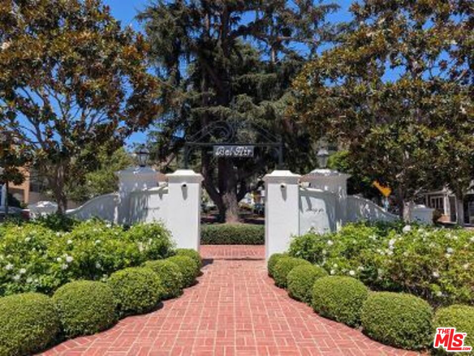 943 Moraga Dr