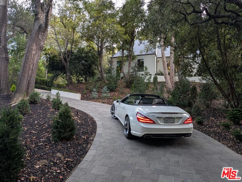 943 Moraga Dr