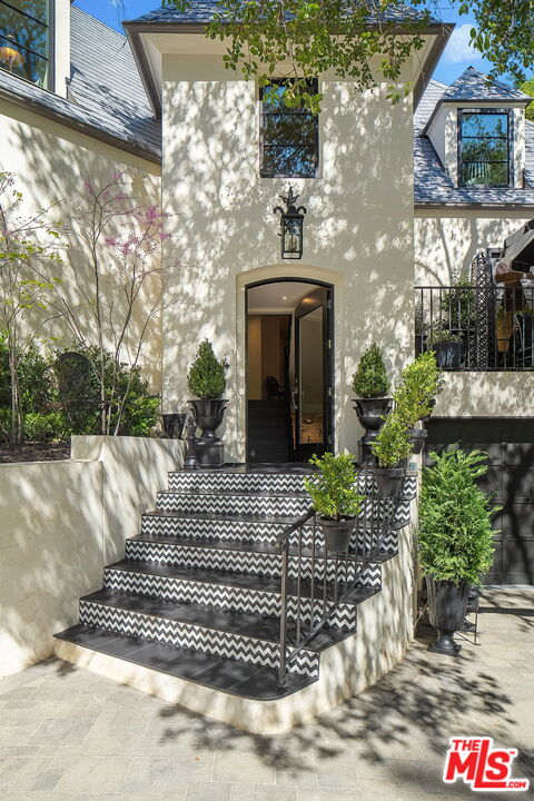 943 Moraga Dr