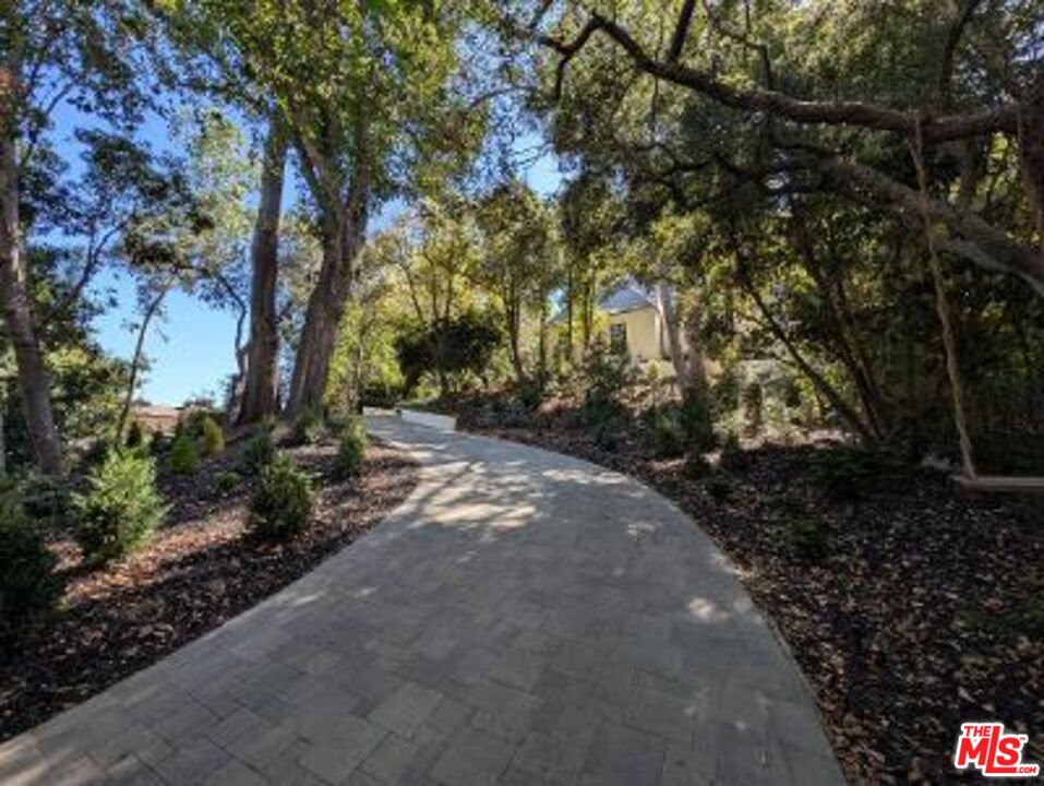 943 Moraga Dr