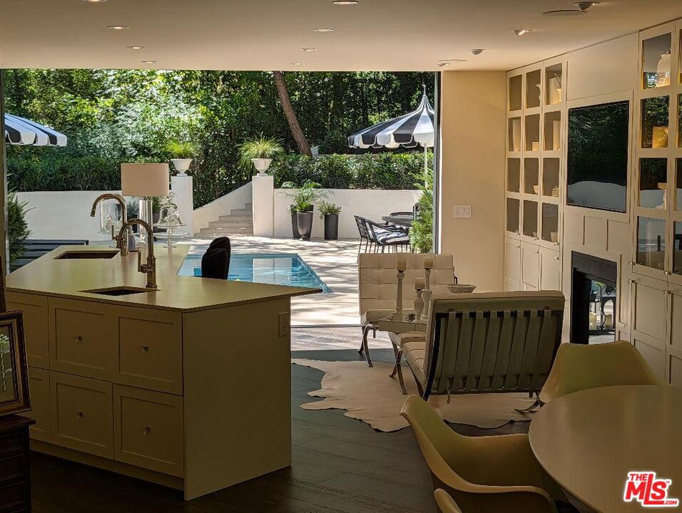 943 Moraga Dr