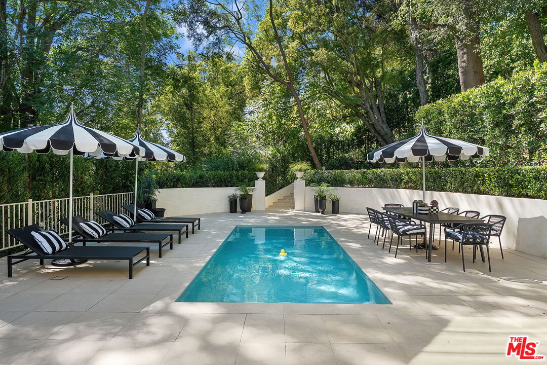 943 Moraga Dr