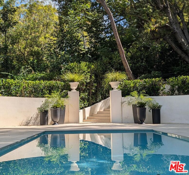 943 Moraga Dr