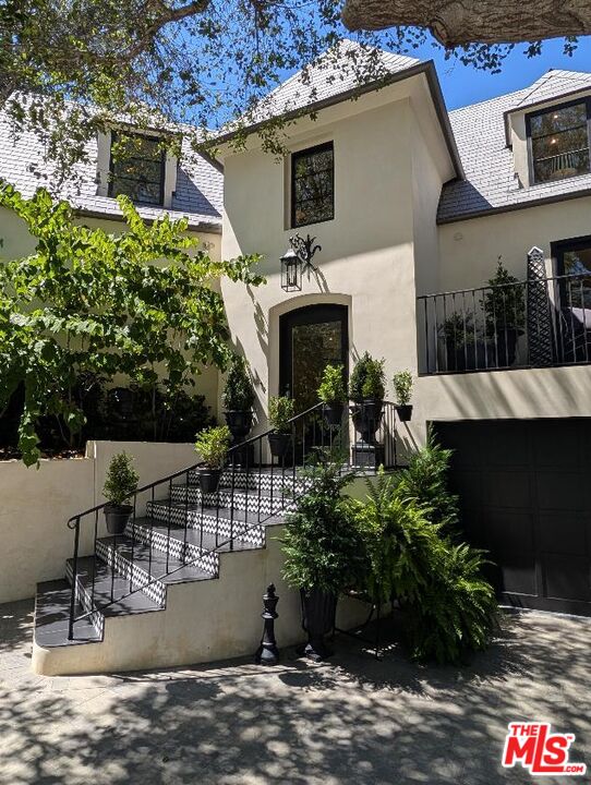 943 Moraga Dr