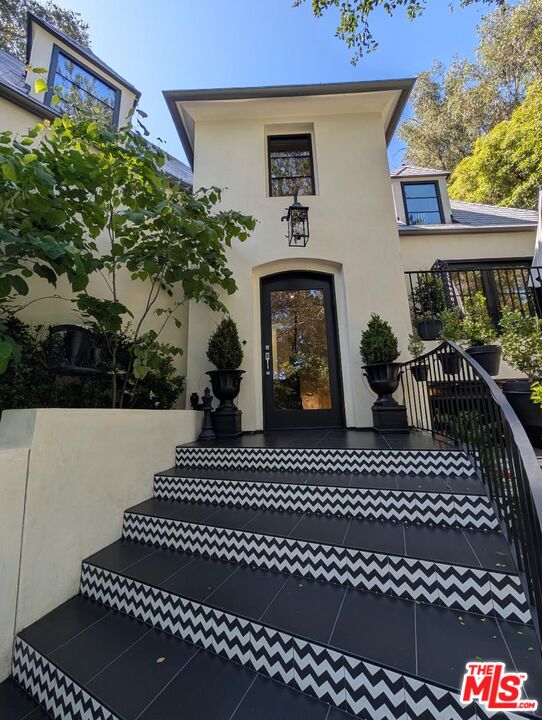 943 Moraga Dr