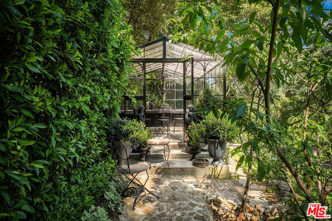 943 Moraga Dr