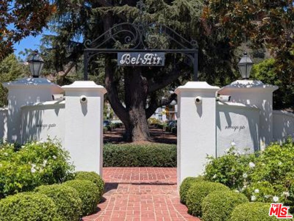 943 Moraga Dr