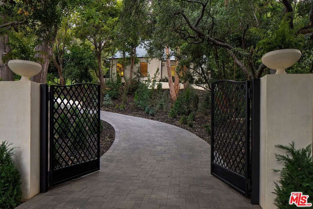 943 Moraga Dr