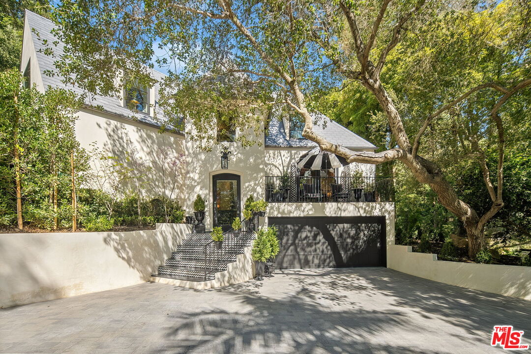 943 Moraga Dr