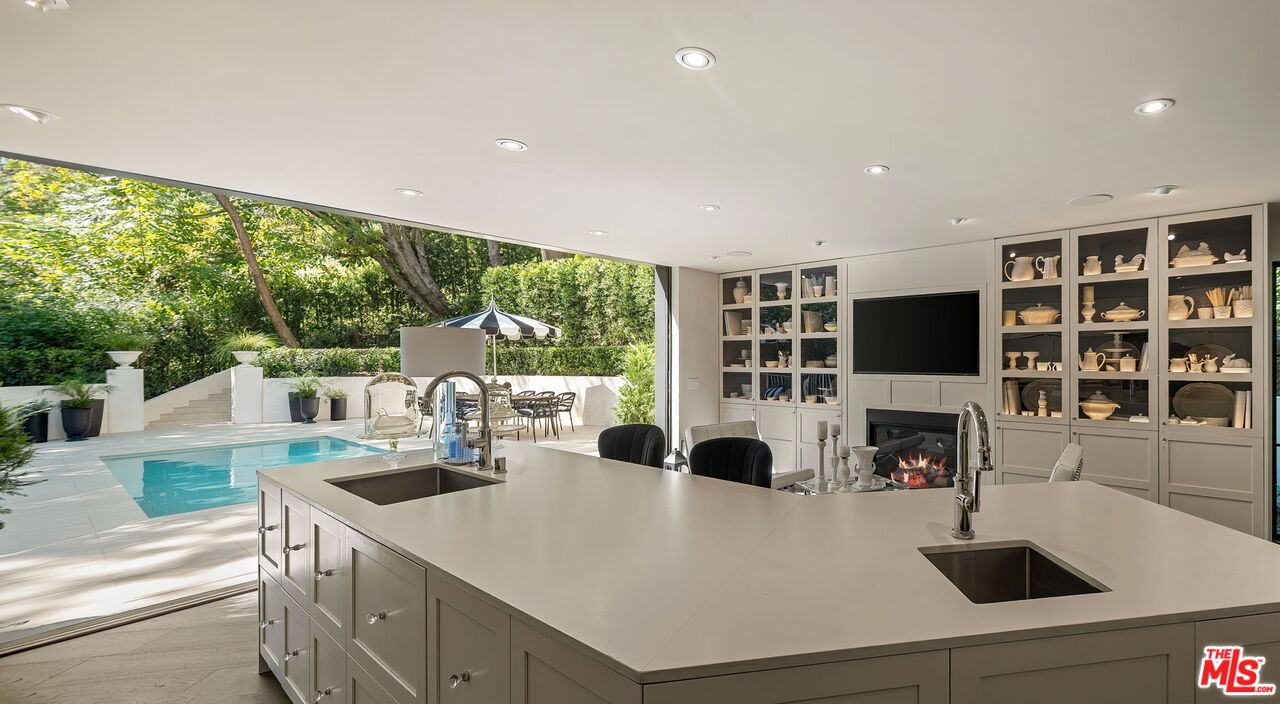 943 Moraga Dr