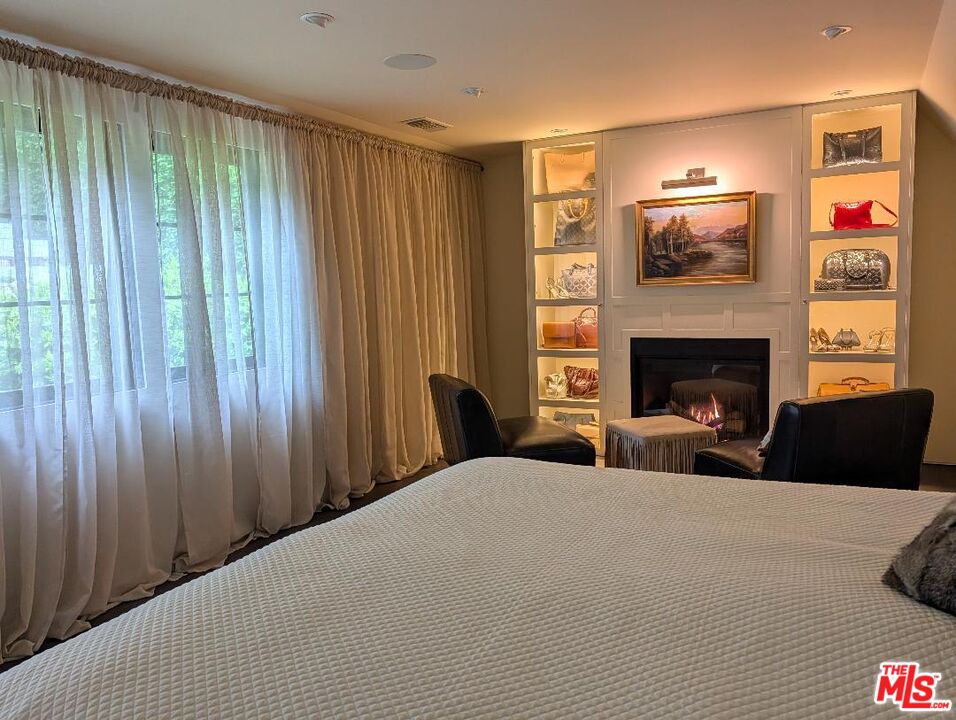 943 Moraga Dr